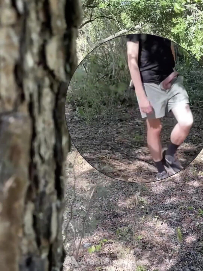 AmateurMates: Amador Garoto Pego Se Masturbando Na Floresta