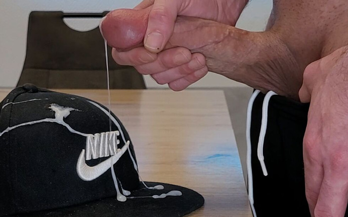 GayKinkCouple: Pancutan mani pada Nike Cap
