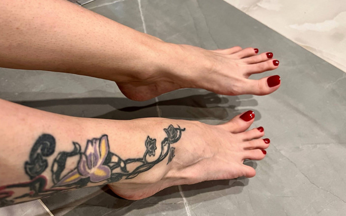 Julia domaina: Meludah di kaki tanpa henti dengan Long Toes