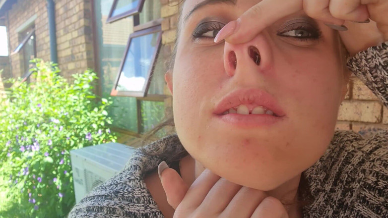 InkedButterfly69: Ramasser mon nez, le sucer et mettre les nichons dans...