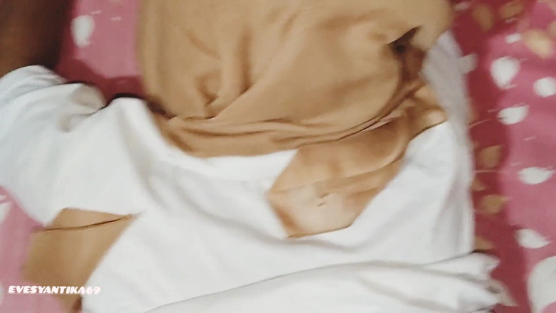 Karinsyantika: Mengongkek awek muslim bertudung yang cantik tanpa kondom. Si Dia...