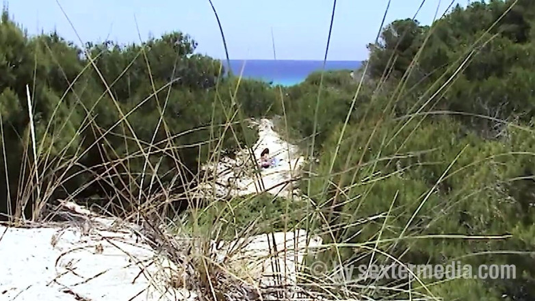 Sextermedia by Pete: Ruiva linda dildoing buceta na praia de areia