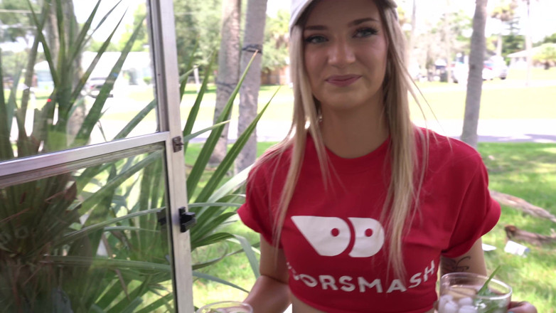 Doorsmash: La blonde Daisy Lavoy livre sa chatte étroite à un roi assoiffé