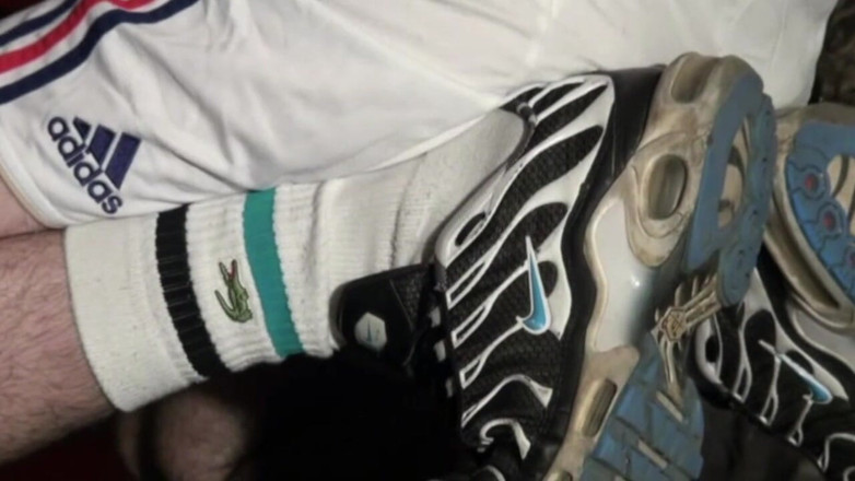 Sneaker gay: Dziwka uległa trampkom top dominującej