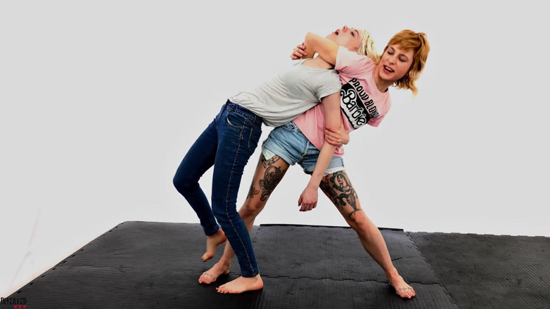 Defeated Sex Fight: Lilith och Stella - Het tatuerad tjej vs sexig blondie stridslektion