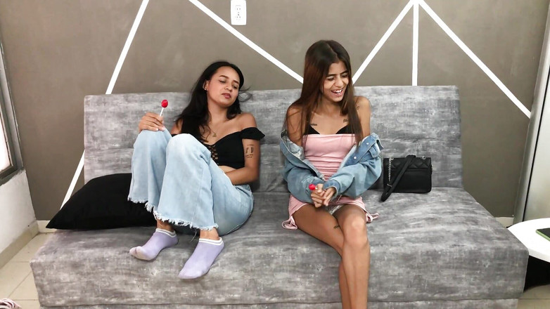 Mabesex: Un par de hermanastras juegan a ser lesbianas calentando hasta...