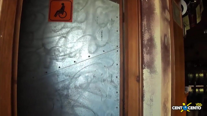 Topaweb: Les retrouvailles entre amis dans un bar sont interrompues par...