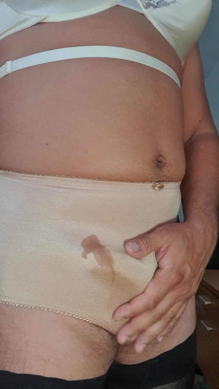 My panties: Sborro nei miei slip a tutto taglio