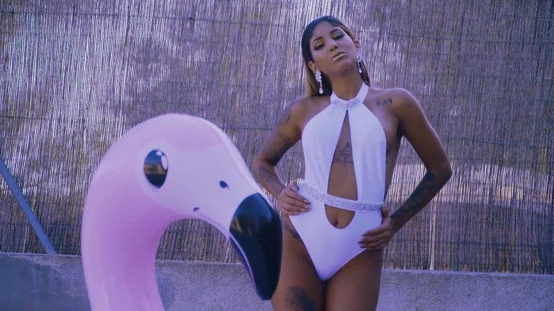 Club Anissa Kate: Venus Afrodite, copiosamente espansa dalla piscina