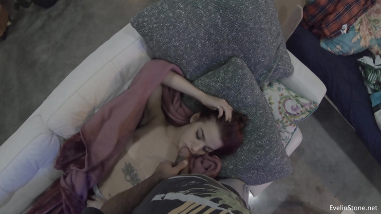 Evelin Stone: 顔の喉でオナニー プレイ BJ