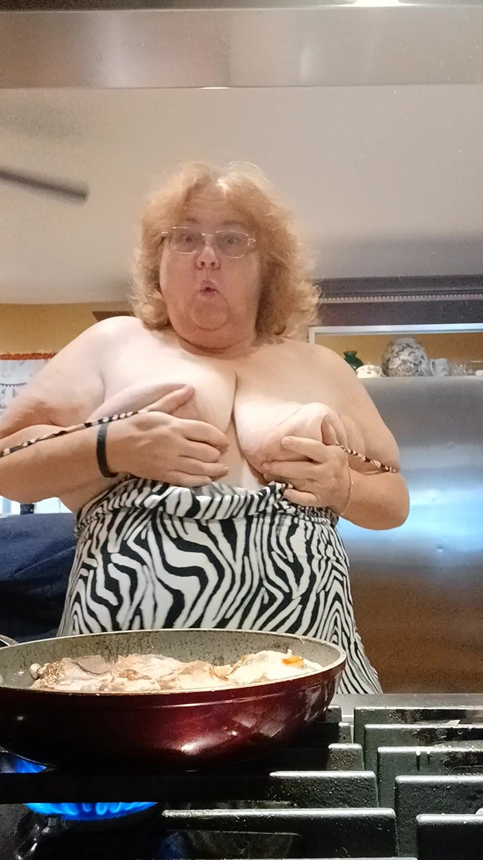BBW nurse Vicki adventures with friends: Cocinando chuletas de cerdo para cenar y mostrando mientras cocino