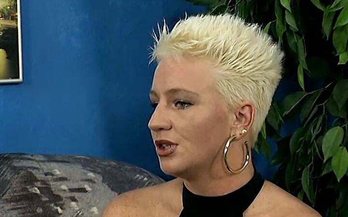 Tabu Film: Programme avec une salope MILF allemande blonde