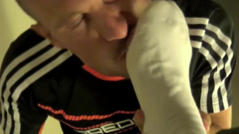 Sneaker gay: Твинк покорился ступням и ступням чешуйчатого паренька