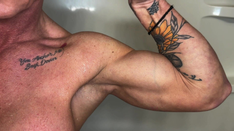 Kandylegsxxx: Fantezie flex la duș: Kandy Flexes și Rips Tank Top