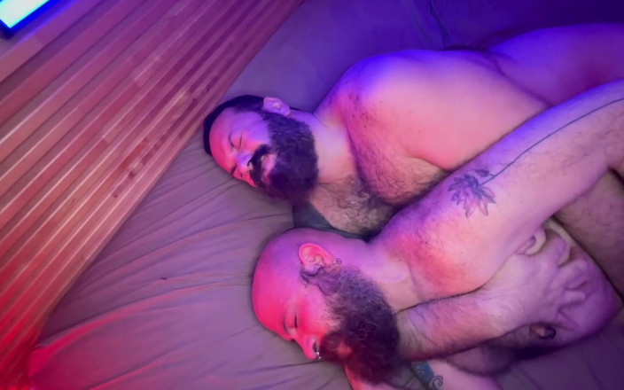 BTrucker77: Osos en trío bareback morado