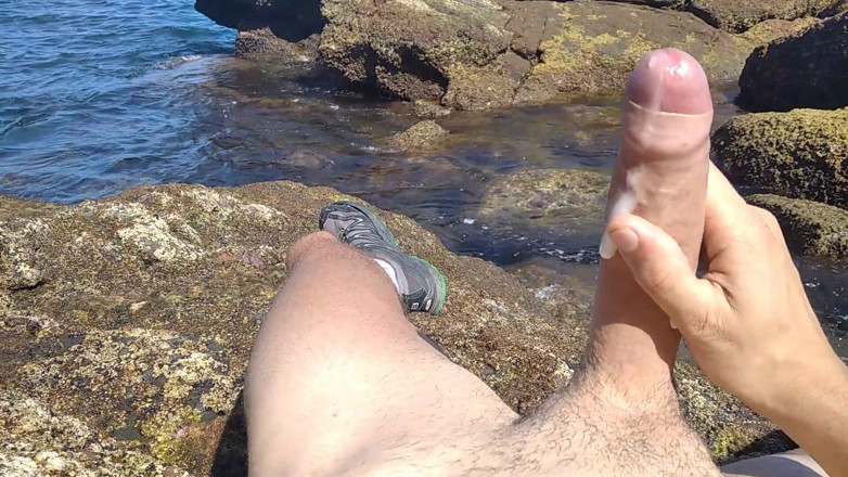 Elvissc: Masturbandosi un grosso cazzo duro si affaccia sul mare nella...