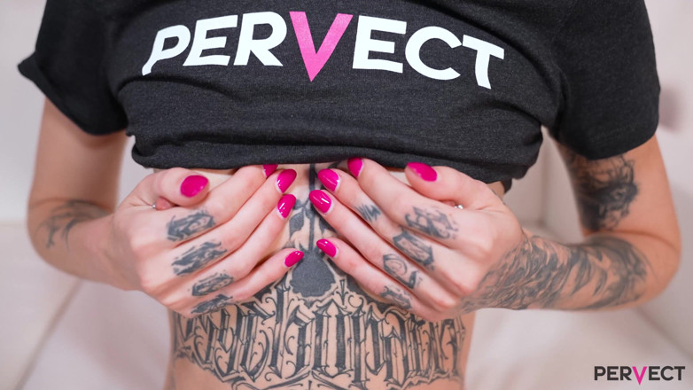 Pervect: Potetovaná pokryla pár Tabita Poison a Vinnie Go Nuts v...