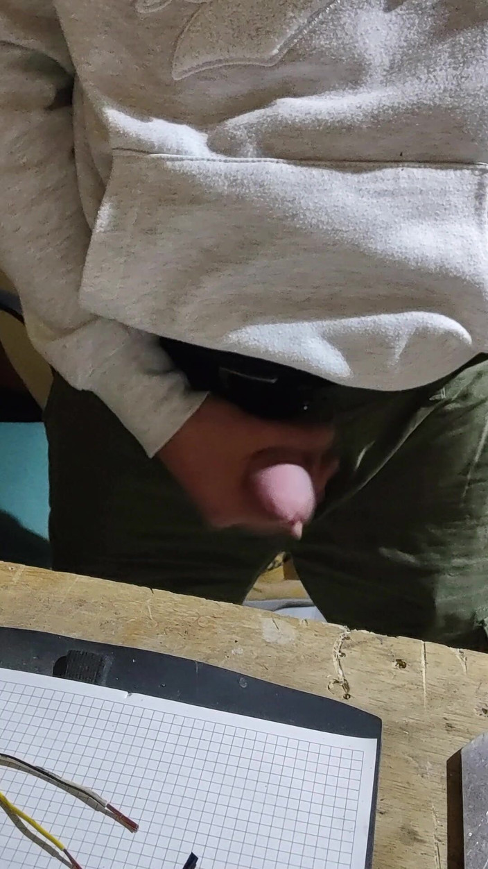 Incredible Dick: Aftrekken in de werkplaats tot klaarkomen