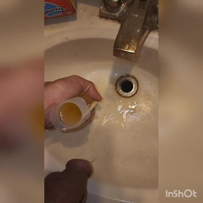HungBareBackRabbit: Inyección de mi orina caliente fresca en mi coño apretado.