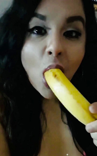 Miss Madii: Halsfick mit bananen-blowjob