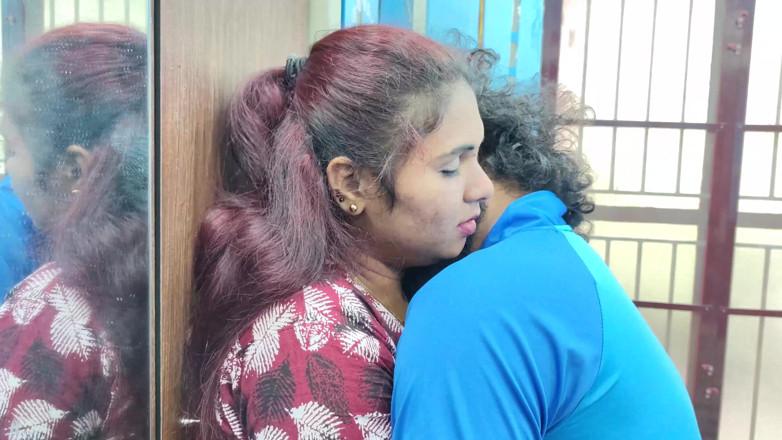 Vaigavarun45: Blocco delle labbra e bacio con la lingua