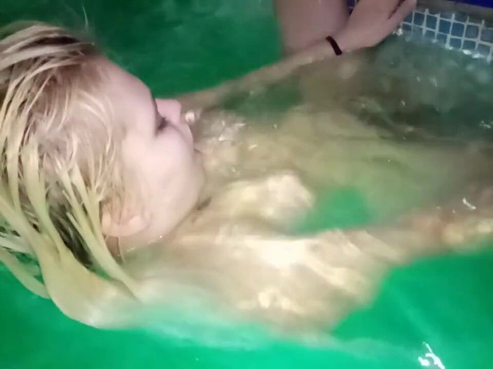 LizAngel: Masturbatie met waterdruk