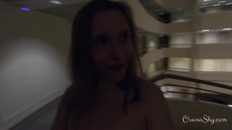 MILF Oxana: Přistižena nahá na hotelové chodbě