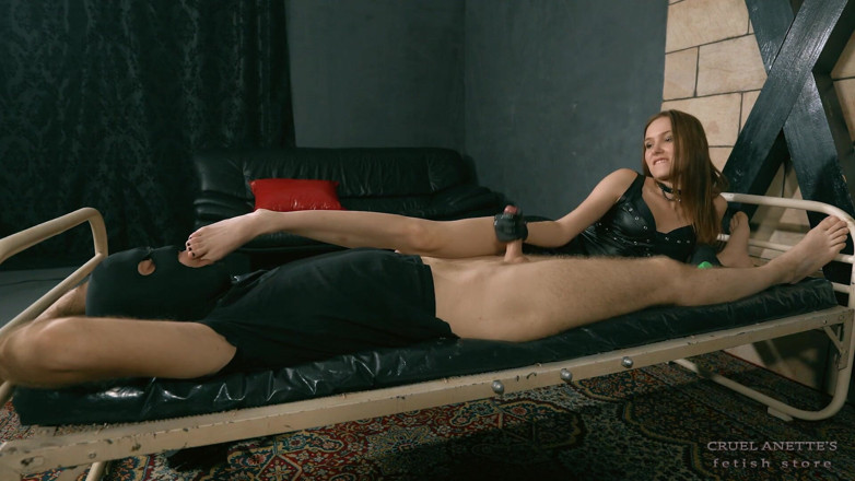 Cruel Anettes fetish world: Дрочить його