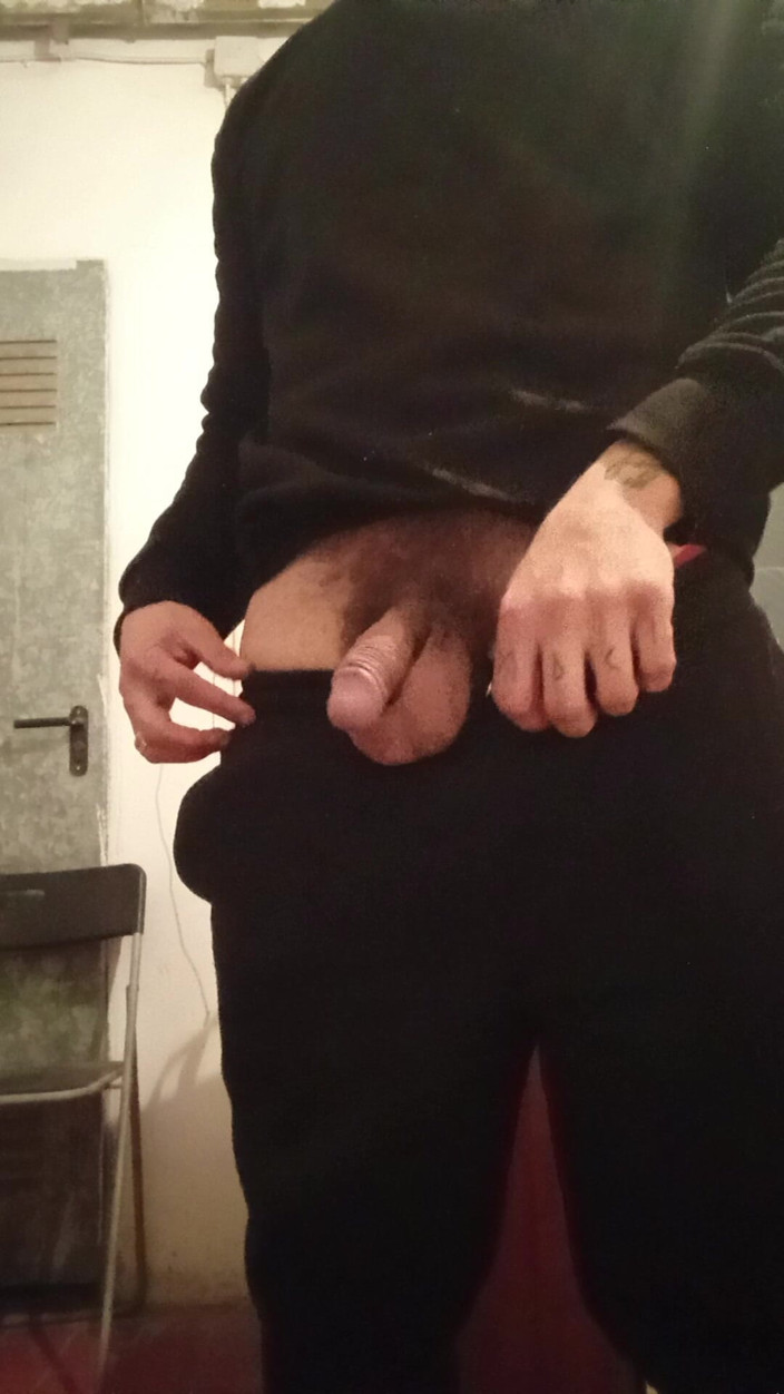 Amateurmann: Pria amatir dengan memek berbulu lagi asik ngocok kontol sampai...
