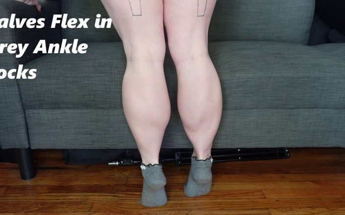 Deanna deadly: Flexi des petits dans des chaussettes grises aux chevilles bouclées