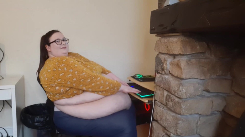 SSBBWLadyBrads: Nejtučnější dívka v práci - bojuje
