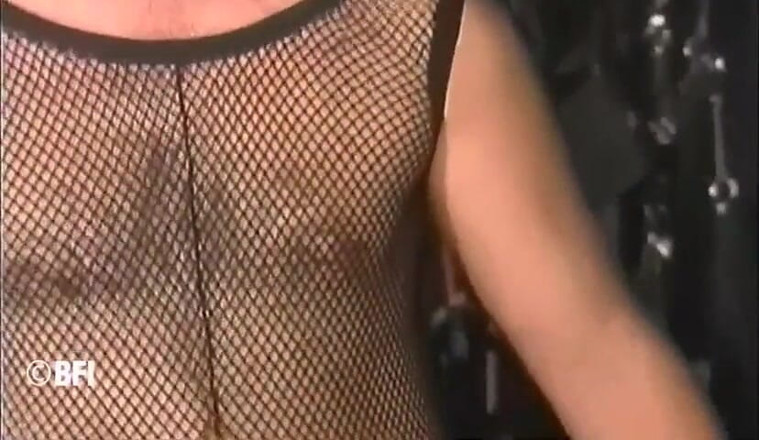 House of lords and mistresses in the spanking zone: 2人の男が怖がっているブルネットを罰している