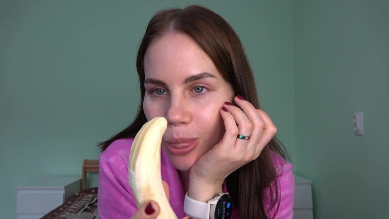 Anna Sky: Hot Redhead Anna Gives a Blowjob and Gets a Cumshot