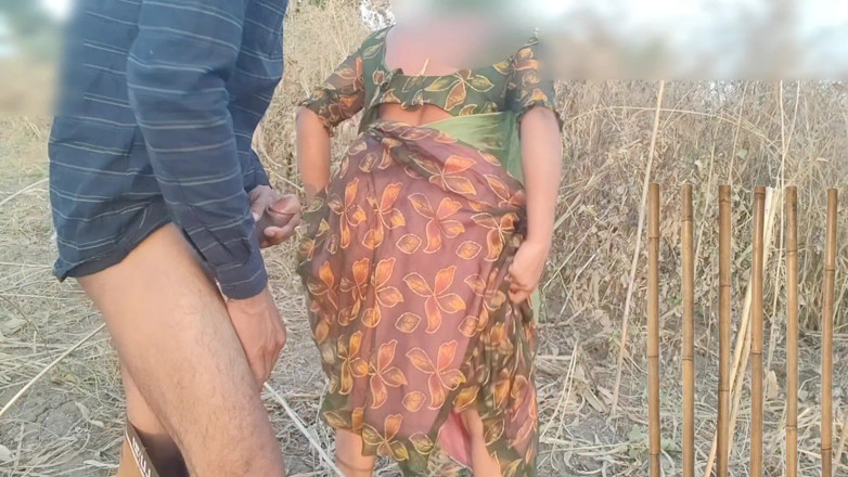 Fuckkkker: Vesnická služka má anální sex v džungli Desi venkovní anál