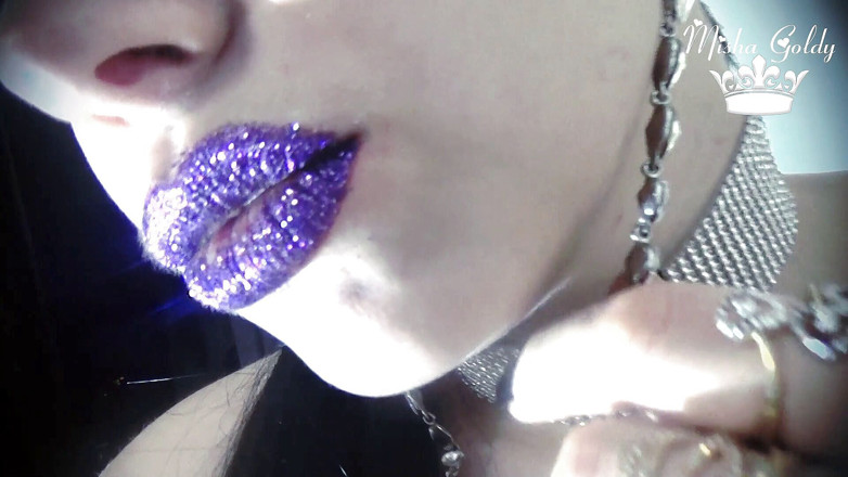Goddess Misha Goldy: Roxo brilhante beijando e cheirando os lábios