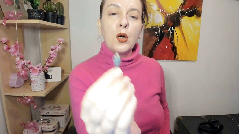 Nicoletta Embassi: Fetish gigi melahap