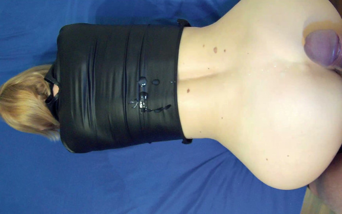 Leather Addict: Blonďatá holka v těsných kožených legínách ošukaná zezadu