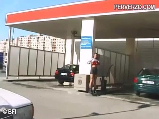 Pissing Girls: 淫荡女孩在户外撒尿 - DVD