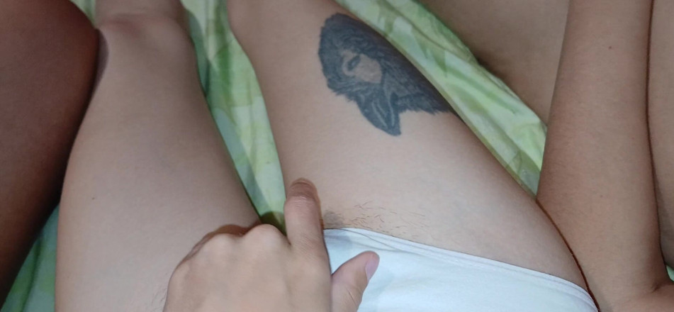 Lesbian-candys: Trois profs perverses sortent du travail en douce pour baiser