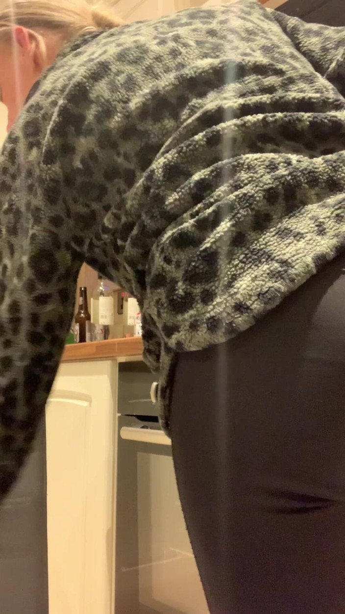 BustySecretGf: Cette MILF ne peut s’en empêcher de nettoyer elle squirte...