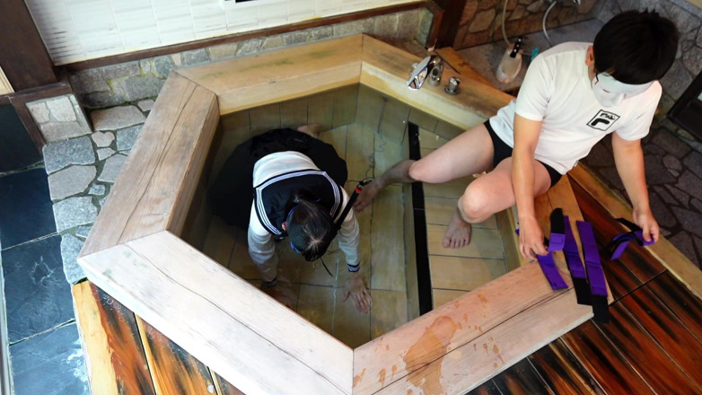 ushirosugatanomiki: Uniforme gocantile, legata in una vasca da bagno e insegnava...
