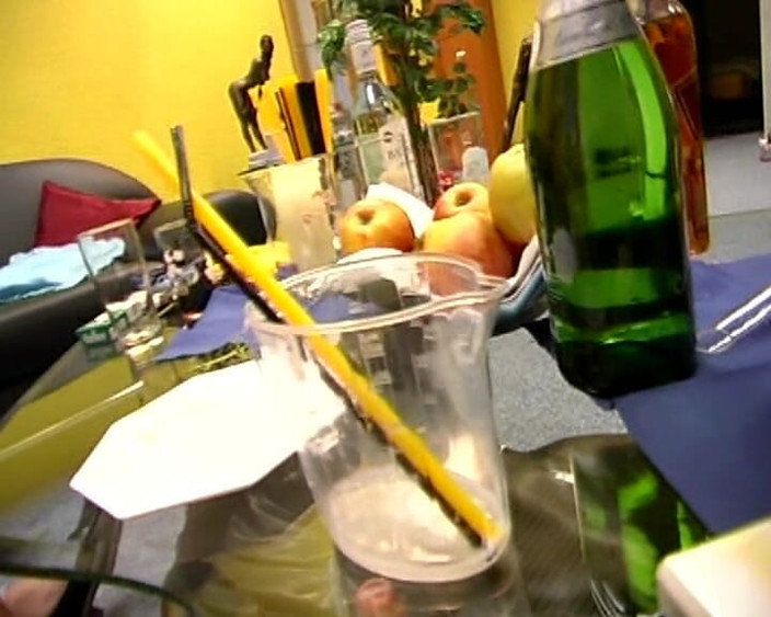 German amateur couples: Dieses freche deutsche schätzchen durfte auf einer party schwanz lutschen