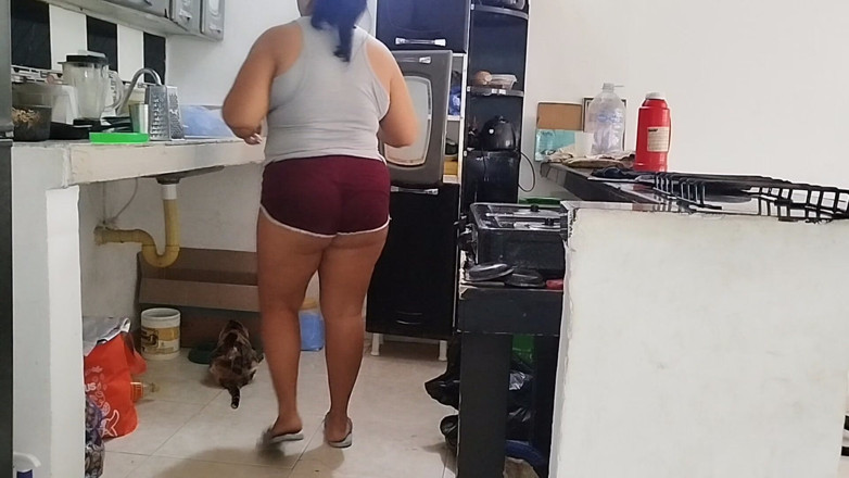 Adribella69: Cette latina pulpeuse à gros cul aime se faire regarder par...