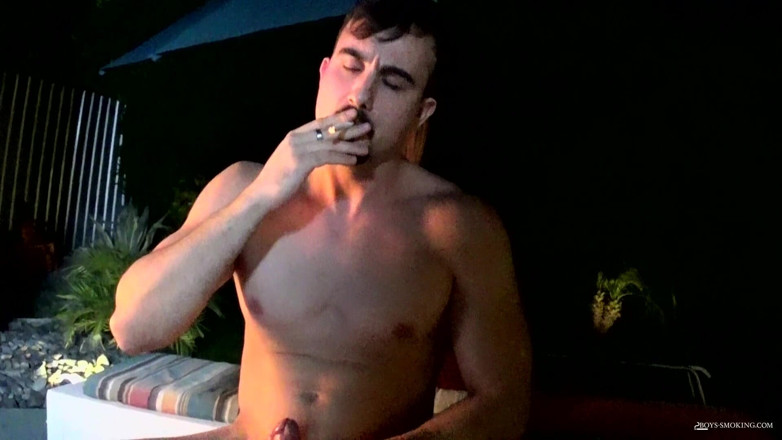 Boys Smoking: Büyük adam Mason bahçede sigara içiyor