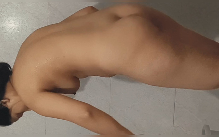 Hot Sis: Sult excitée dans la salle de bain prend une douche