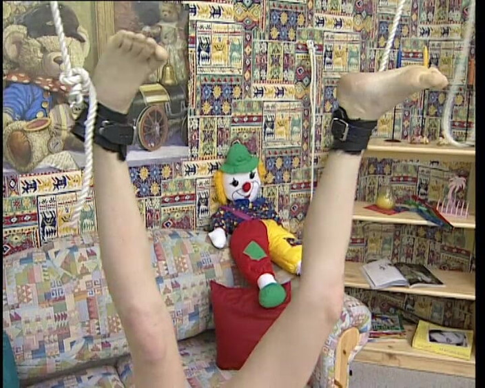 YOUR FIRST PORN: 달콤한 Kim은 속박 자세를 소프트 클립으로 보여줍니다.