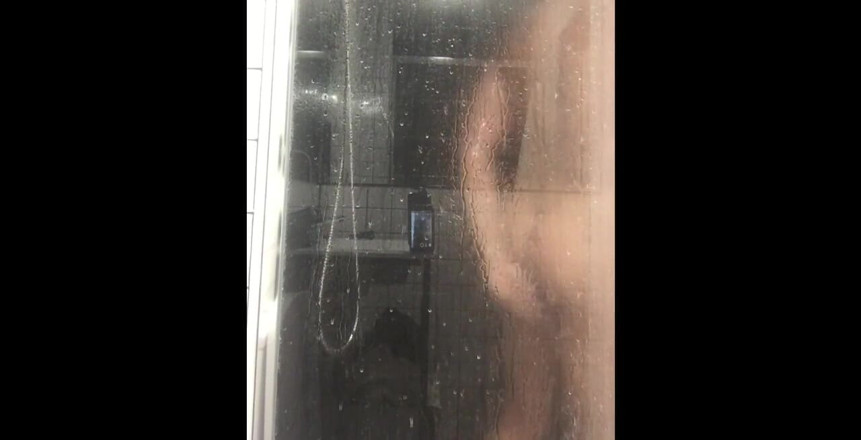 Ffunbutt: Minha bunda ainda estava cheia de lube, então eu tive...