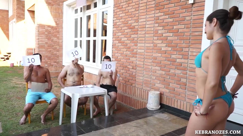 Kebranozes: Ballbusting v bikinách