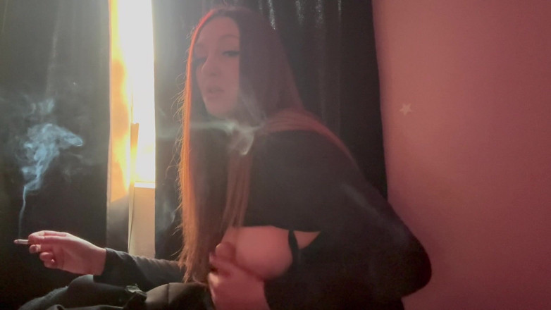Artemisia Love: Fumando un cigarrillo, juegan con consolador de grandes tetas