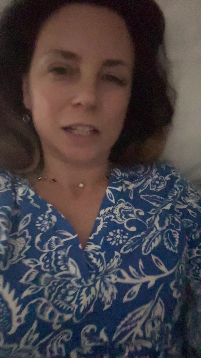LarisaCum: Estou toda molhada deitada no trem e me acariciando e...